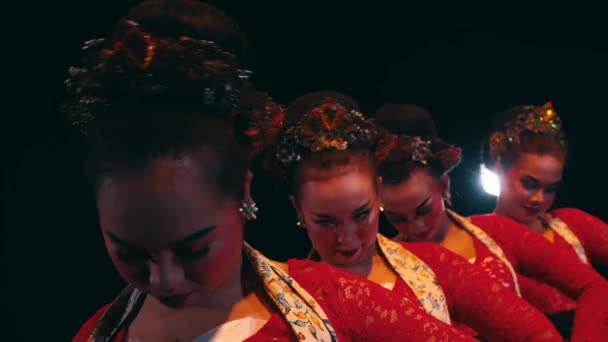 Múltiple Exposición Una Mujer Traje Tradicional Que Transmite Movimiento Danza — Vídeos de Stock