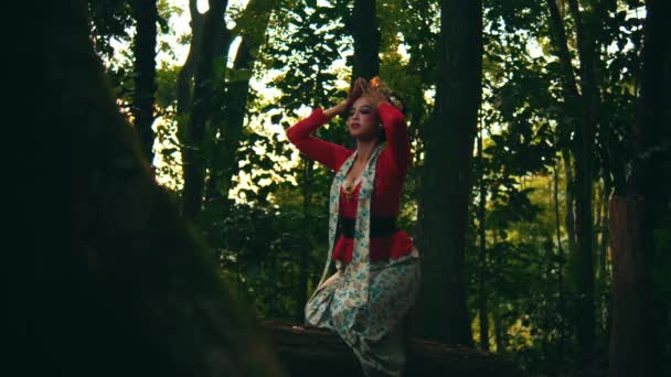 Kvinna Bohemisk Klädsel Poserar Eftertänksamt Skog Skymningen Morgonen — Stockvideo