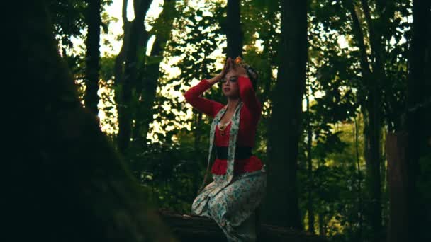 Etnisk Kvinna Dansar Skog Uttrycker Frihet Och Kultur Mitt Naturen — Stockvideo