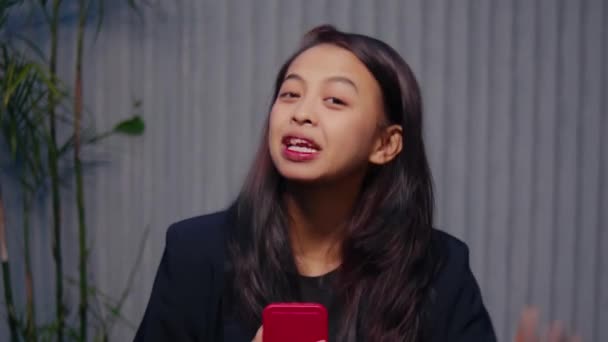 Podekscytowana Młoda Kobieta Korzystająca Smartfona Zdumionym Wyrazem Twarzy Niewyraźnym Tle — Wideo stockowe