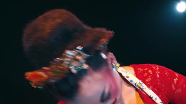 Bailarina Tradicional Traje Vibrante Actuando Noche Bajo Foco Atención Oscuridad — Vídeos de Stock