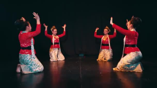 Παραδοσιακοί Χορευτές Πολύχρωμα Κοστούμια Παίζουν Στη Σκηνή Κατά Διάρκεια Της — Αρχείο Βίντεο