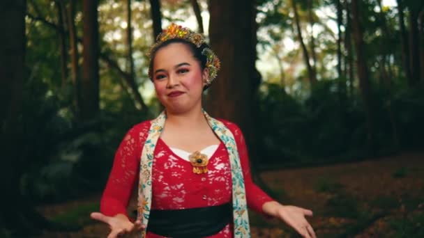Bailarina Tradicional Traje Rojo Actuando Con Telón Fondo Del Bosque — Vídeos de Stock