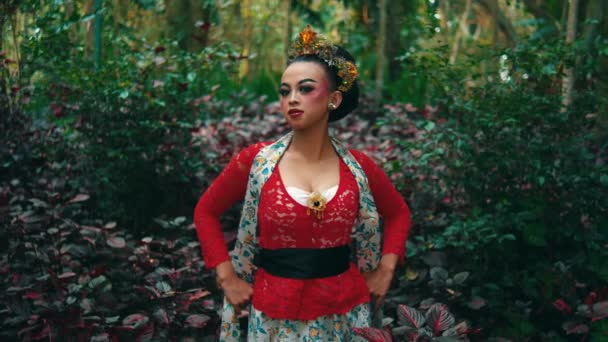 Mulher Traje Tradicional Uma Floresta Com Folhas Outono Durante Dia — Vídeo de Stock