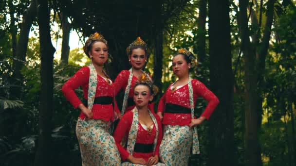 Чотири Жінки Традиційному Вбранні Упевненістю Позують Пишному Лісі Вранці — стокове відео