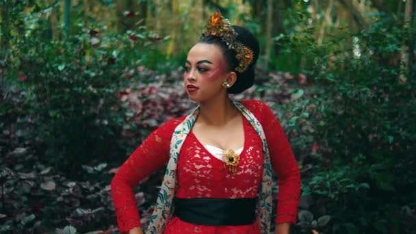 Bailarina Tradicional Traje Rojo Posando Exuberante Bosque Durante Mañana — Vídeos de Stock