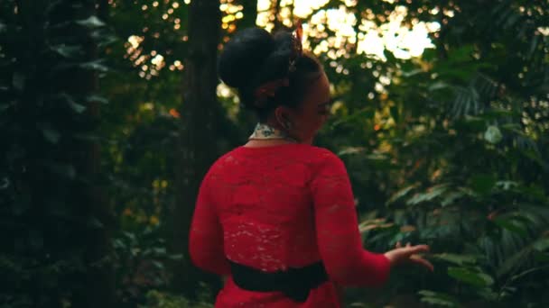 Žena Tančící Lese Červené Blůze Květinové Náhlavní Soupravě Během Dopoledne — Stock video