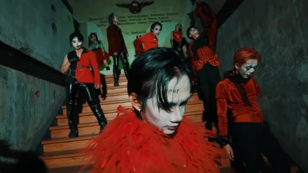 Groep Mensen Rode Zwarte Kostuums Met Maskers Dansen Een Trappenhuis — Stockvideo