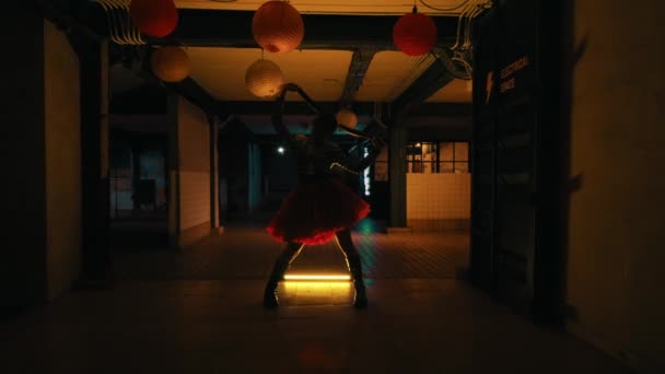 Silueta Una Persona Bailando Bajo Linternas Por Noche Durante Festival — Vídeos de Stock