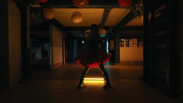 Silhouette Une Personne Dansant Sous Des Lanternes Nuit Pendant Festival — Video