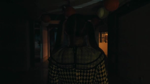 床に反射する薄暗い廊下を歩いている人のシルエットは 夜の間に神秘的な雰囲気を醸し出します — ストック動画