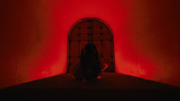 Silhueta Misteriosa Uma Pessoa Sentada Arco Escuro Iluminado Pela Luz — Vídeo de Stock