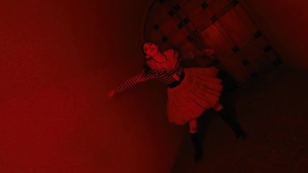 Kareli Elbiseli Bir Kadının Gece Boyunca Dramatik Bir Pozla Kanepede — Stok video