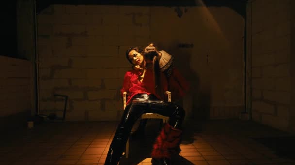 Persona Sagomata Seduta Una Stanza Buia Con Illuminazione Drammatica Durante — Video Stock