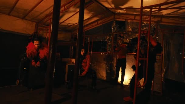 晚上现场乐队在帐篷下表演 夜间有暖场照明 — 图库视频影像