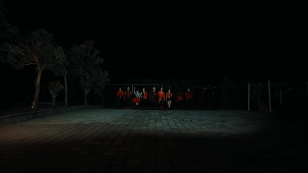 Група Людей Костюмах Хеллоуїна Позує Вночі Під Час Трюку Або — стокове відео