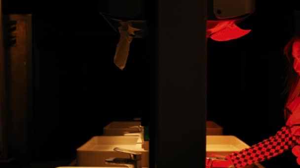 Pessoa Quarto Escuro Iluminado Pela Luz Vermelha Criando Uma Atmosfera — Vídeo de Stock