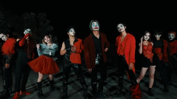 Skupina Lidí Halloweenských Kostýmech Pózuje Noci Během Koledy — Stock video