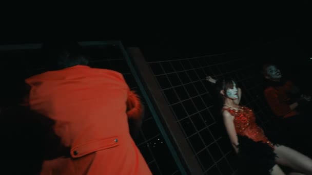 一个穿着怪异小丑装束的男人在午夜派对上跳舞和摆姿势 — 图库视频影像