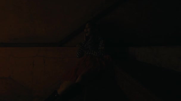 Retrato Moody Una Mujer Sentada Bajo Las Escaleras Con Iluminación — Vídeos de Stock