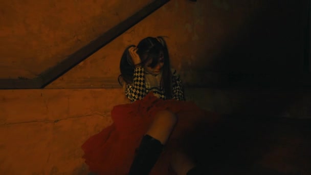 Moody Retrato Uma Jovem Mulher Sentada Nas Escadas Noite Com — Vídeo de Stock