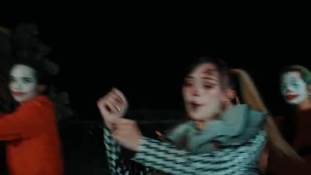 Rozmazaný Pohyb Osoby Tančící Ostatními Klaunském Make Upu Noci Zprostředkující — Stock video