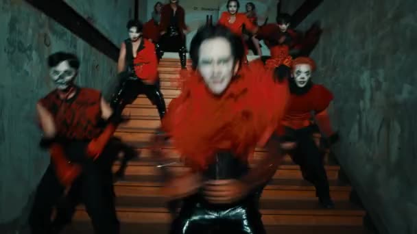 Grupp Människor Röda Och Svarta Kostymer Med Masker Dansar Ett — Stockvideo