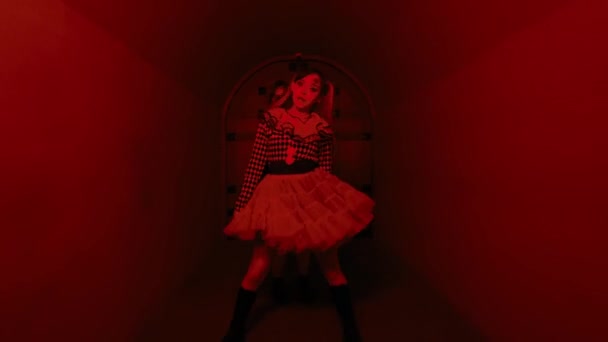 一对身着化装和小丑服装的女舞蹈家在红灯火辉煌的小巷里 以极强的灵活性和精力跳舞 — 图库视频影像