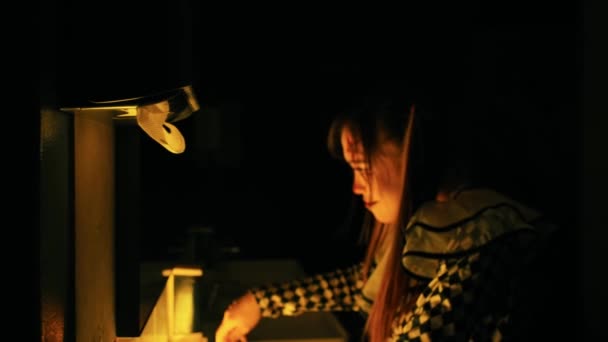 Person Schummrigen Licht Mit Nachdenklichem Ausdruck Die Der Nacht Eine — Stockvideo