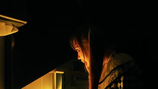 Kontemplativ Kvinna Reflekteras Spegel Med Varm Omgivande Belysning Natten Natten — Stockvideo