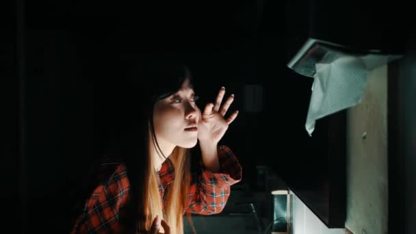 Gece Bankamatik Başında Düşünceli Bir Kadın Gece Boyunca Mali Karar — Stok video