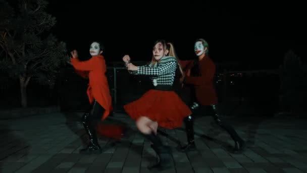 Tři Lidé Módních Kostýmech Pózují Noci Městské Ulici Během Festivalu — Stock video