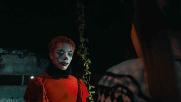 Person Clown Makeup Inför Annan Individ Natten Förmedla Kuslig Eller — Stockvideo