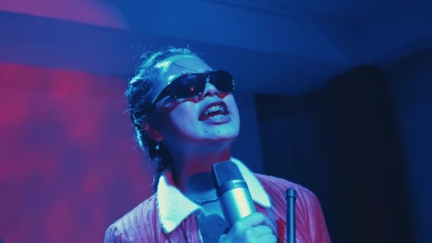 Artista Elegante Cantando Escenario Con Micrófono Iluminación Azul Vibrante Gafas — Vídeos de Stock