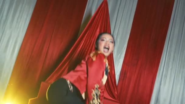 Uitvoerder Een Kostuum Het Podium Met Rode Gordijnen Schijnwerpers Concept — Stockvideo