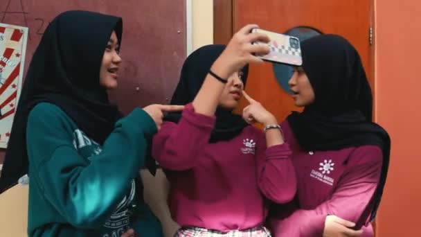 Tre Giovani Donne Hijab Impegnate Una Vivace Conversazione Presso Una — Video Stock