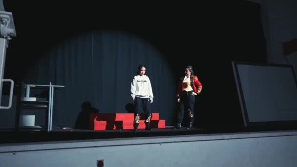 Uitvoerders Het Podium Tijdens Een Dramatische Theaterscène Met Expressieve Lichaamstaal — Stockvideo