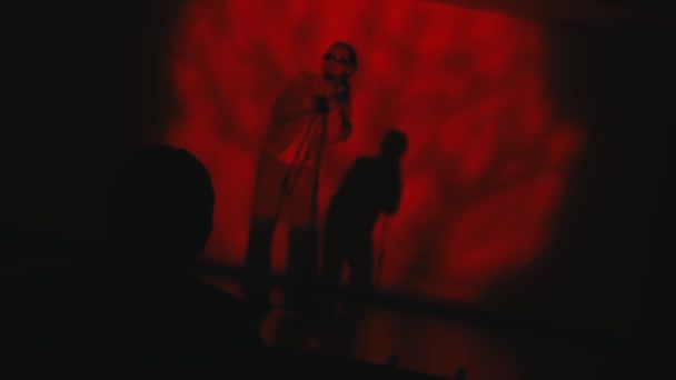 Cantor Apresentando Palco Com Holofotes Vermelhos Silhueta Sombra Durante Noite — Vídeo de Stock