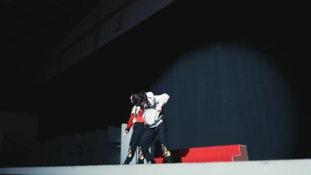 Δύο Χορευτές Στη Σκηνή Δραματικό Φωτισμό Κατά Διάρκεια Της Νύχτας — Αρχείο Βίντεο