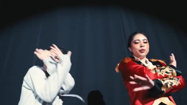Жінка Виконавець Яскравому Костюмі Танцює Сцені Драматичним Освітленням Розмиванням Руху — стокове відео