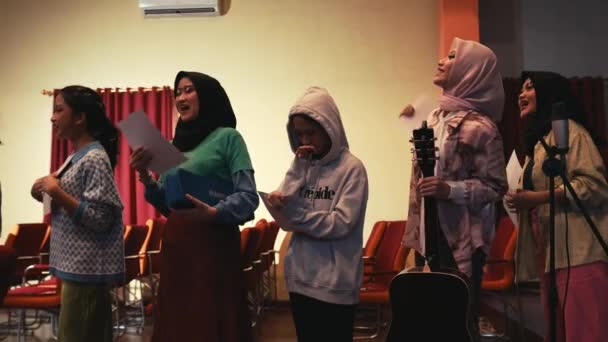 Różnorodna Grupa Kobiet Uczestniczących Warsztatach Lub Seminariach Aktywnie Angażujących Się — Wideo stockowe