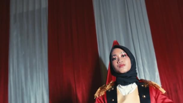 Performer Παραδοσιακή Φορεσιά Στη Σκηνή Δραματικό Φωτισμό Και Κόκκινες Κουρτίνες — Αρχείο Βίντεο