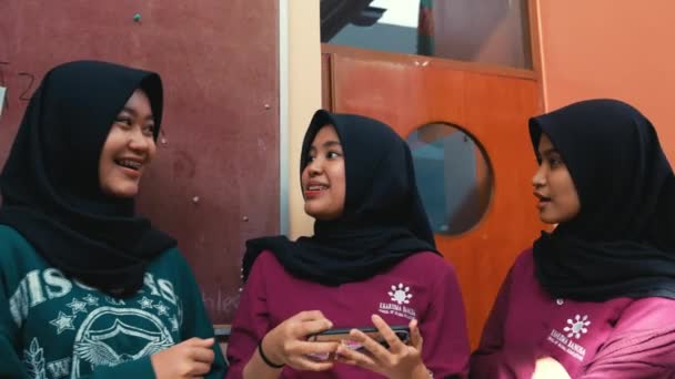 Três Mulheres Hijabs Compartilhando Uma Conversa Alegre Dentro Casa Pela — Vídeo de Stock