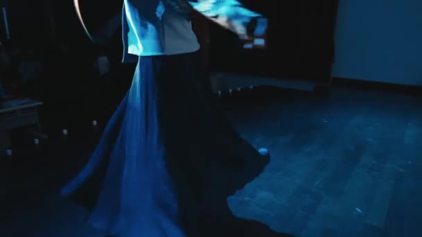 Elegante Bailarina Flamenco Traje Tradicional Actuando Una Habitación Con Poca — Vídeo de stock