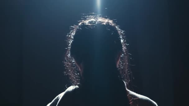 Silhouet Van Een Persoon Met Dramatische Achtergrondverlichting Het Creëren Van — Stockvideo