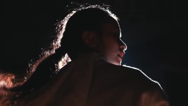 Silhouet Van Een Persoon Met Verlicht Haar Tegen Een Donkere — Stockvideo