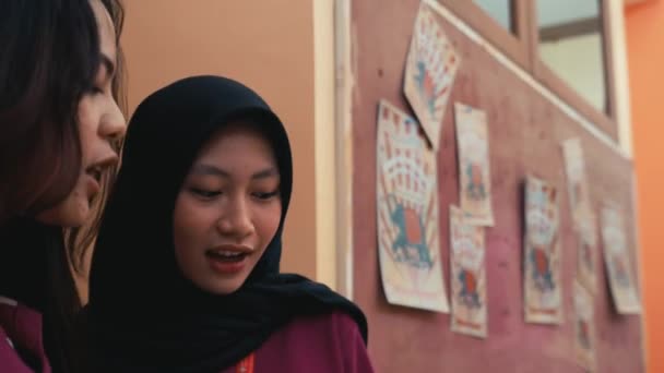 Duas Mulheres Conversando Uma Usando Hijab Uma Sala Com Quadro — Vídeo de Stock