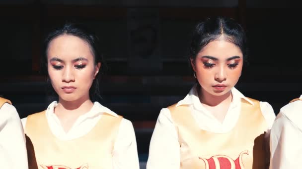 Två Kvinnor Traditionell Klädsel Med Fokuserade Uttryck Kulturföreställning Natten — Stockvideo