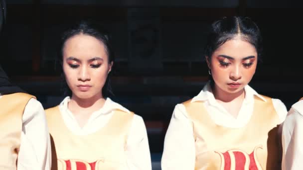 Gruppe Junger Frauen Uniform Mit Ernstem Gesichtsausdruck Möglicherweise Eine Tanz — Stockvideo