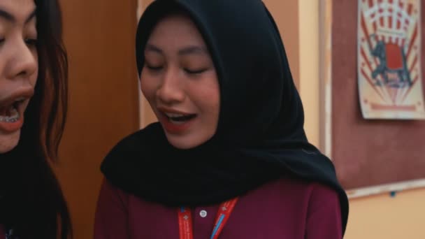 Duas Mulheres Sorrindo Conversando Uma Vestindo Hijab Dentro Casa Com — Vídeo de Stock